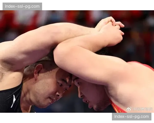 特写镜头:奥运资格赛失利后,乌兹别克斯坦老将跪地亲吻垫子 特写镜头:奥运资格赛失利后,乌兹别克斯坦老将跪地亲吻垫子