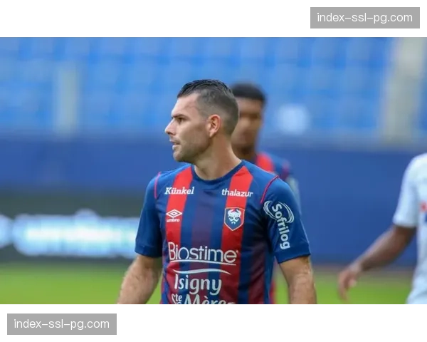 马赛后防核心萨拉斯右腿腓肠肌损伤，至少缺阵两周